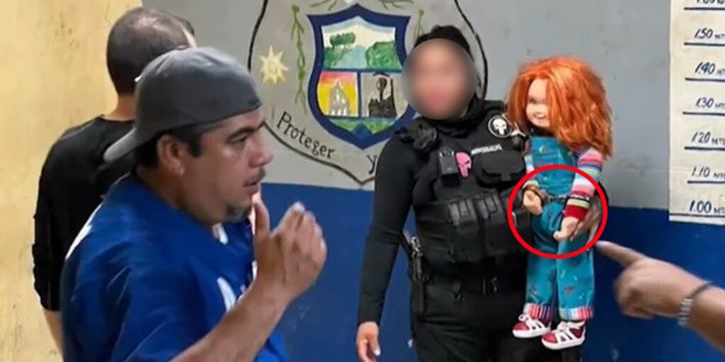La Policía de México detiene y esposa a ‘Chucky’ el muñeco diabólico
