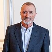 La reacción de Pérez-Reverte al vídeo viral del joven con dos empleos: «Muchos padres...»