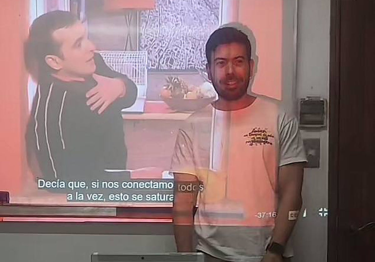 Un instante del vídeo en el que Alejandro pone la serie a sus alumnos