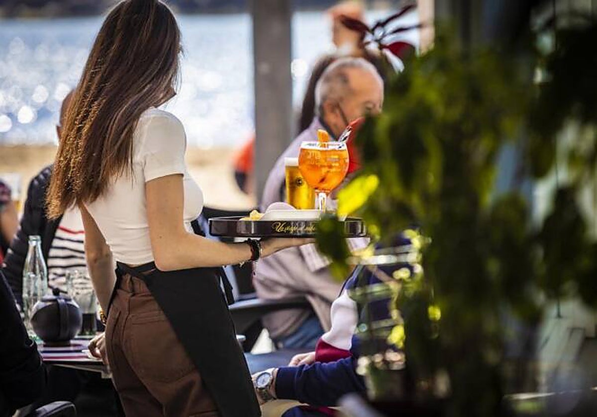 Imagen de archivo de una camarera en un restaurante de Benidorm