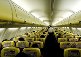 Se queja a Ryanair de pagar de más por sentarse con su pareja y la respuesta de la aerolínea es viral