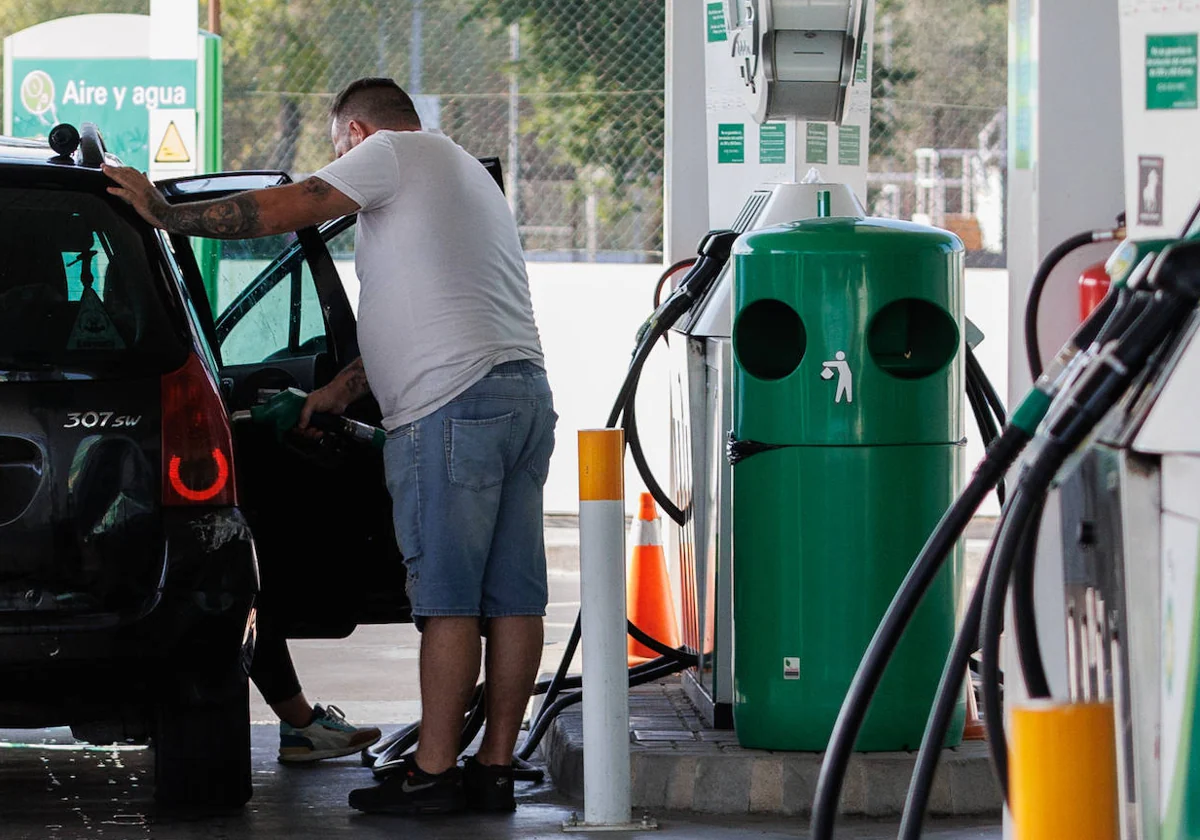 Un experto en carburante revela el truco para comprobar si te engañan al  repostar gasolina