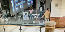 Un hombre finge ser un maniquí hasta que cierra un centro comercial  y luego roba en él