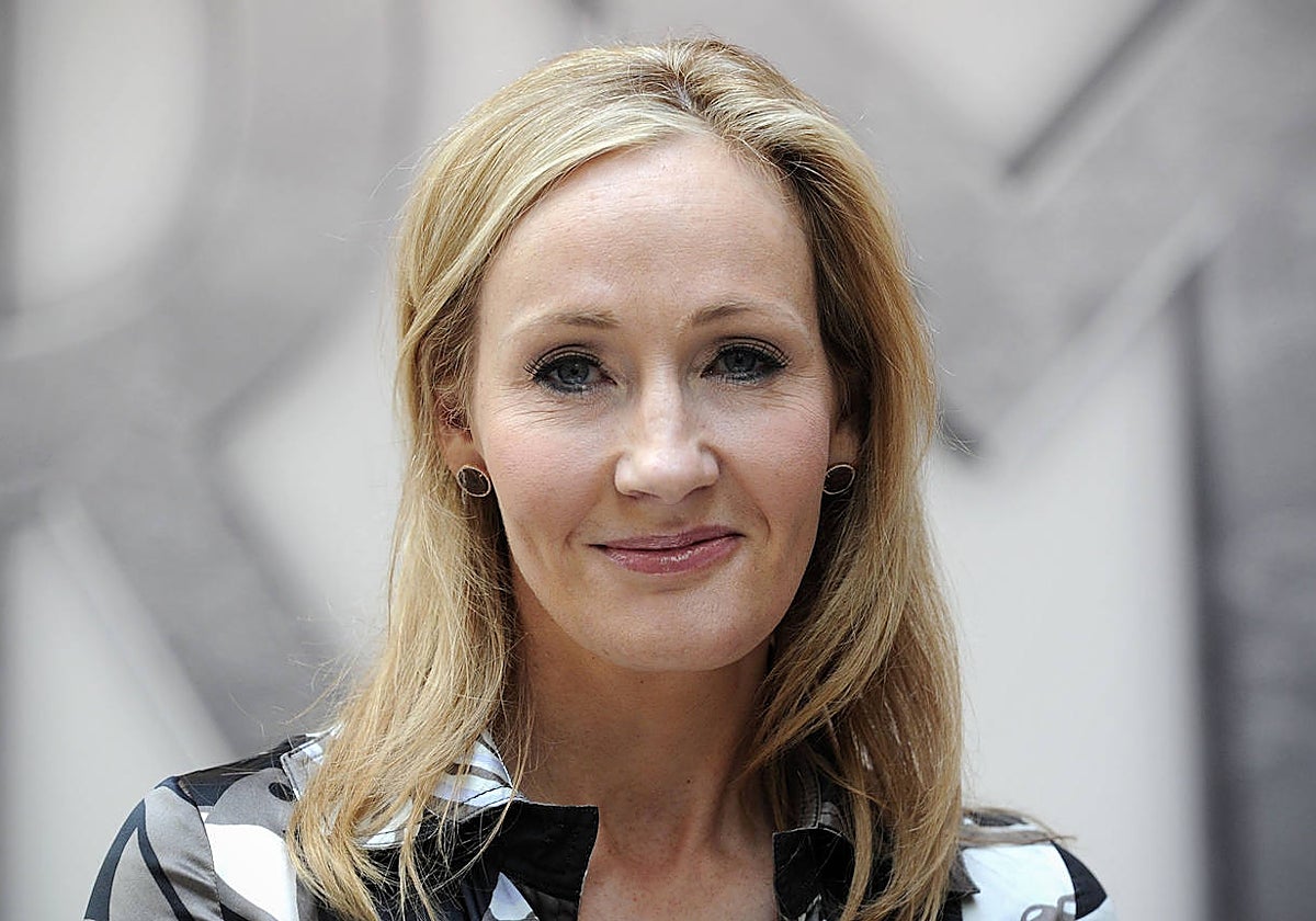 La autora ha protagonizado varias polémicas sobre su opinión respecto a las cuestiones de identidad de género