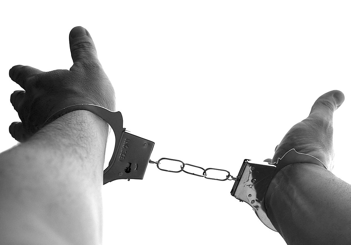 La víctima fue atraída al apartamento de la pareja bajo el pretexto de una reunión de meditación