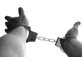 Condenan a un dentista y su esclava sexual por secuestrar y torturar a un hombre