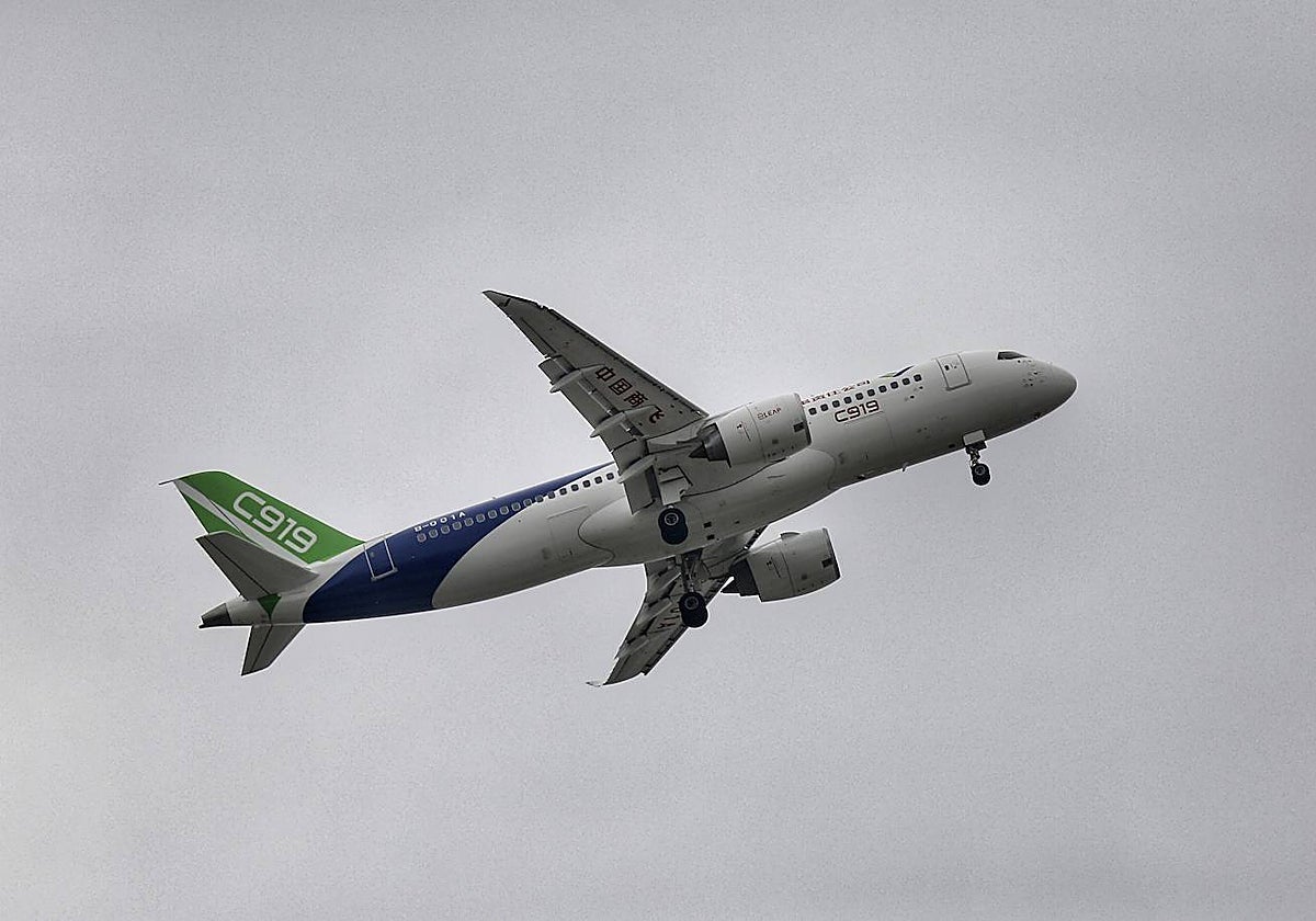 Un avión despegando