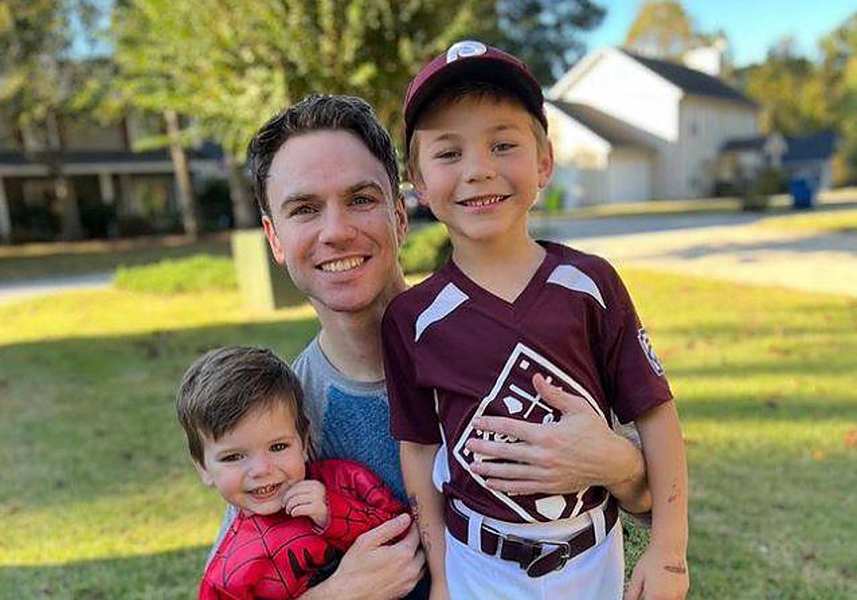 Dylan, con dos hermanos con los que estuvo recientemente que son hijos biológicos suyos