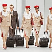 Una azafata de Emirates desvela cinco cosas que tiene prohibidas hacer durante su servicio