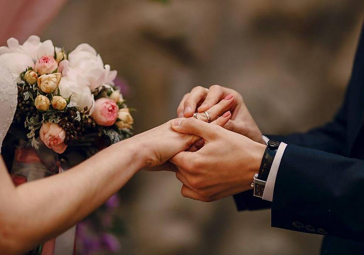 Intercambio de anillos en una boda