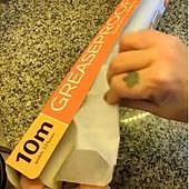 El truco viral del papel de horno para limpiar una parte de la casa que no te esperas