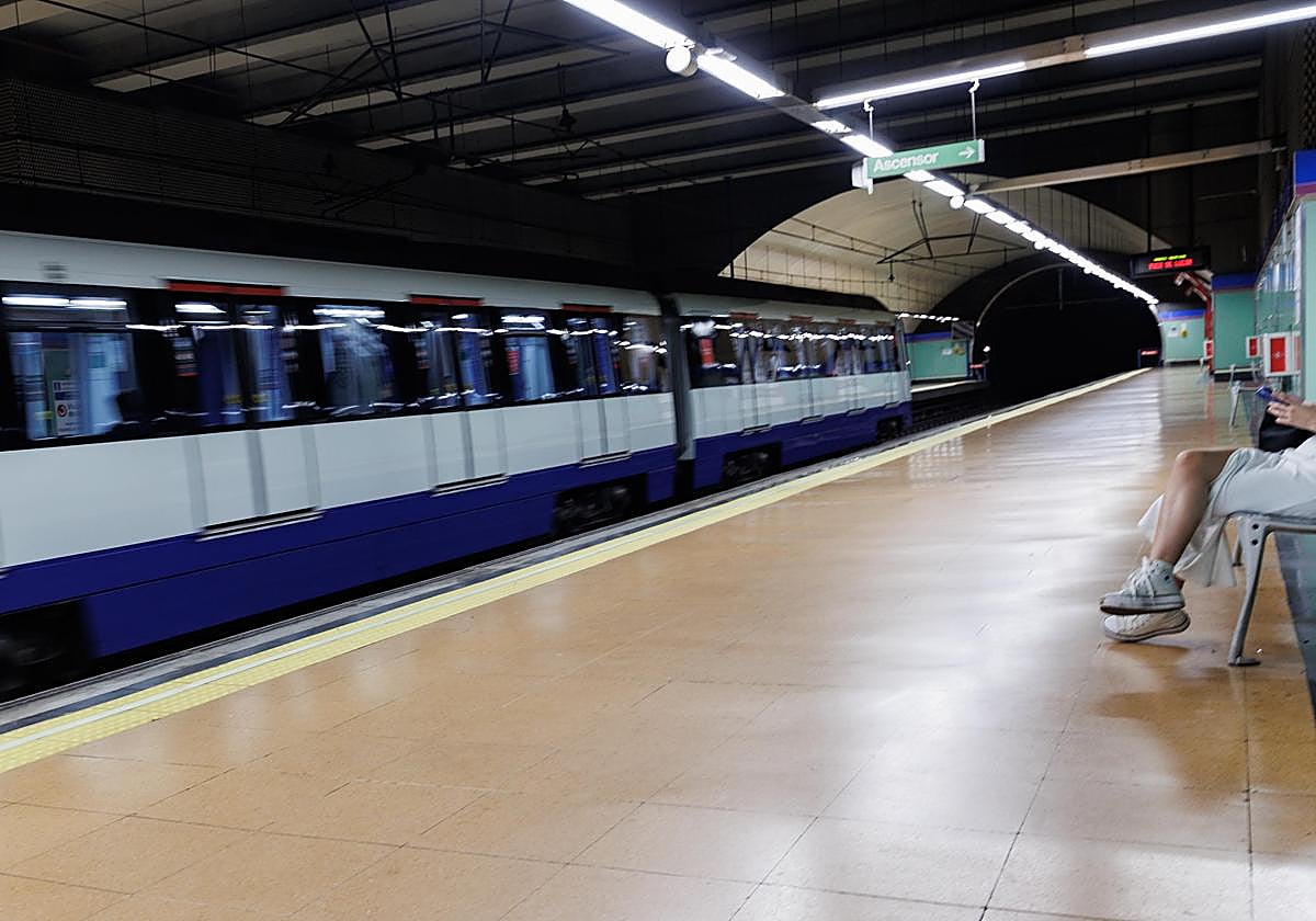 Una imagen del metro de Madrid y una ususaria con su móvil