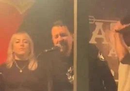 Pablo Iglesias lo da todo en el karaoke cantando por Sabina, Bosé y Pimpinela en la cena de Navidad de Canal Red