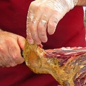 El truco viral para cortar un jamón que genera debate en las redes sociales