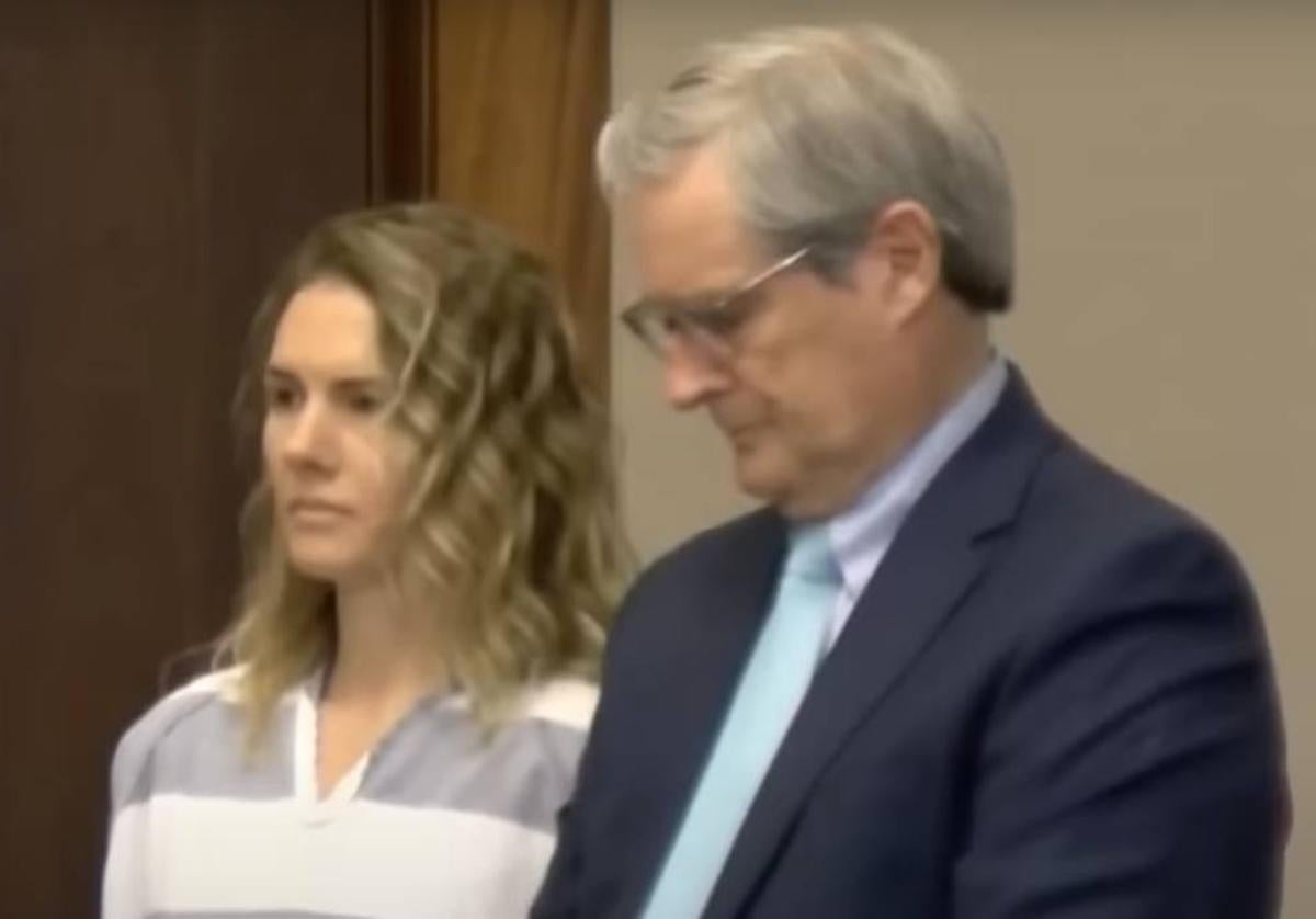 Ruby Franke y su abogado, durante la vista ante el juez