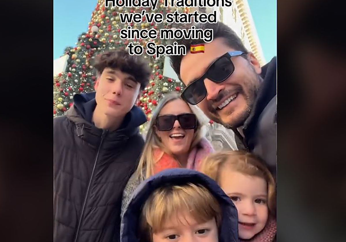 Emily, con su familia en el vídeo