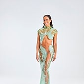 Acusan a Cristina Pedroche de plagio por el parecido de su vestido con uno lucido por Becky G