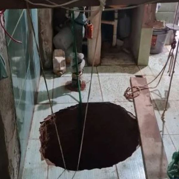 Un anciano muere al caer por un pozo de cuarenta metros de profundidad que cavó en su cocina tras soñar que había oro