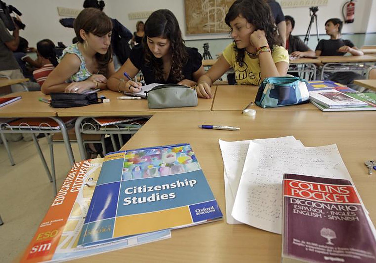 Jóvenes, durante una clase de inglés
