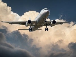 Una azafata desvela las tres cosas que nunca se deberían hacer en un viaje en avión