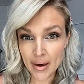 Una experta en maquillaje señala el error que cometen las mujeres y que las hace parecer mayores