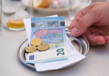 Estas son las cosas por las que nunca te deben cobrar en un bar o restaurante: algunas son habituales