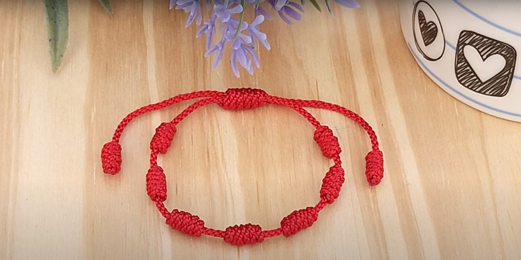 ¿Qué significa la pulsera roja de siete nudos y qué pasa cuándo se desata?