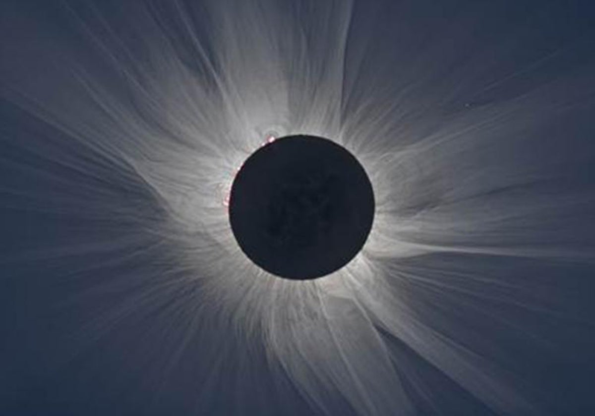 Eclipse total anterior de 217. La corona solar sobresale tras la Luna