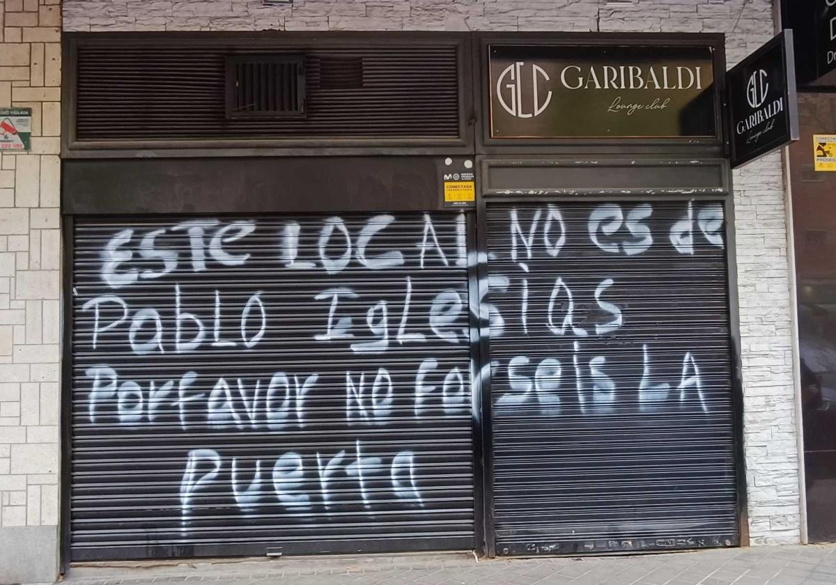 El Garibaldi Club, con la pintada tras el robo sufrido