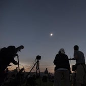 Las autoridades de EE.UU. advierten de que el inminente eclipse total solar puede afectar a los teléfonos móviles