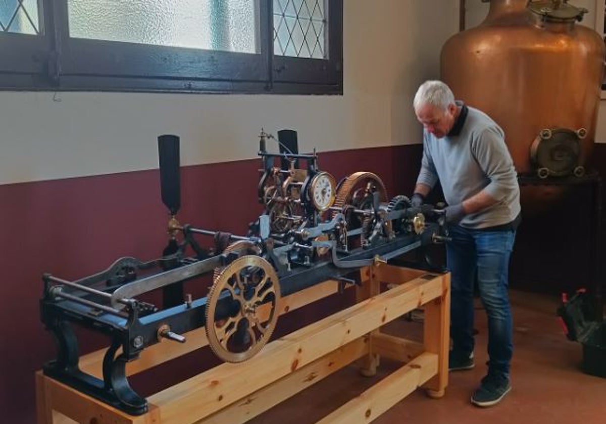 Robacert, reparando el reloj mecánico de un campanario, en una imagen de archivo