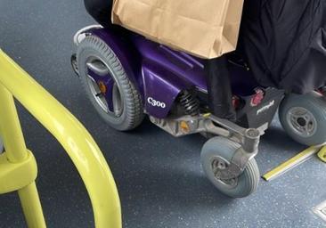 Un conductor de autobús prohíbe el acceso a dos discapacitadas indicando que él también sufre discriminación «por ser hombre»