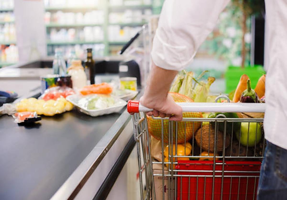 El truco para guardar rápido toda la compra del supermercado en la bolsa antes de pagar