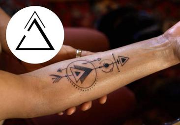 ¿Qué significa el tatuaje de este triángulo sin cerrar que lleva mucha gente en su cuerpo?