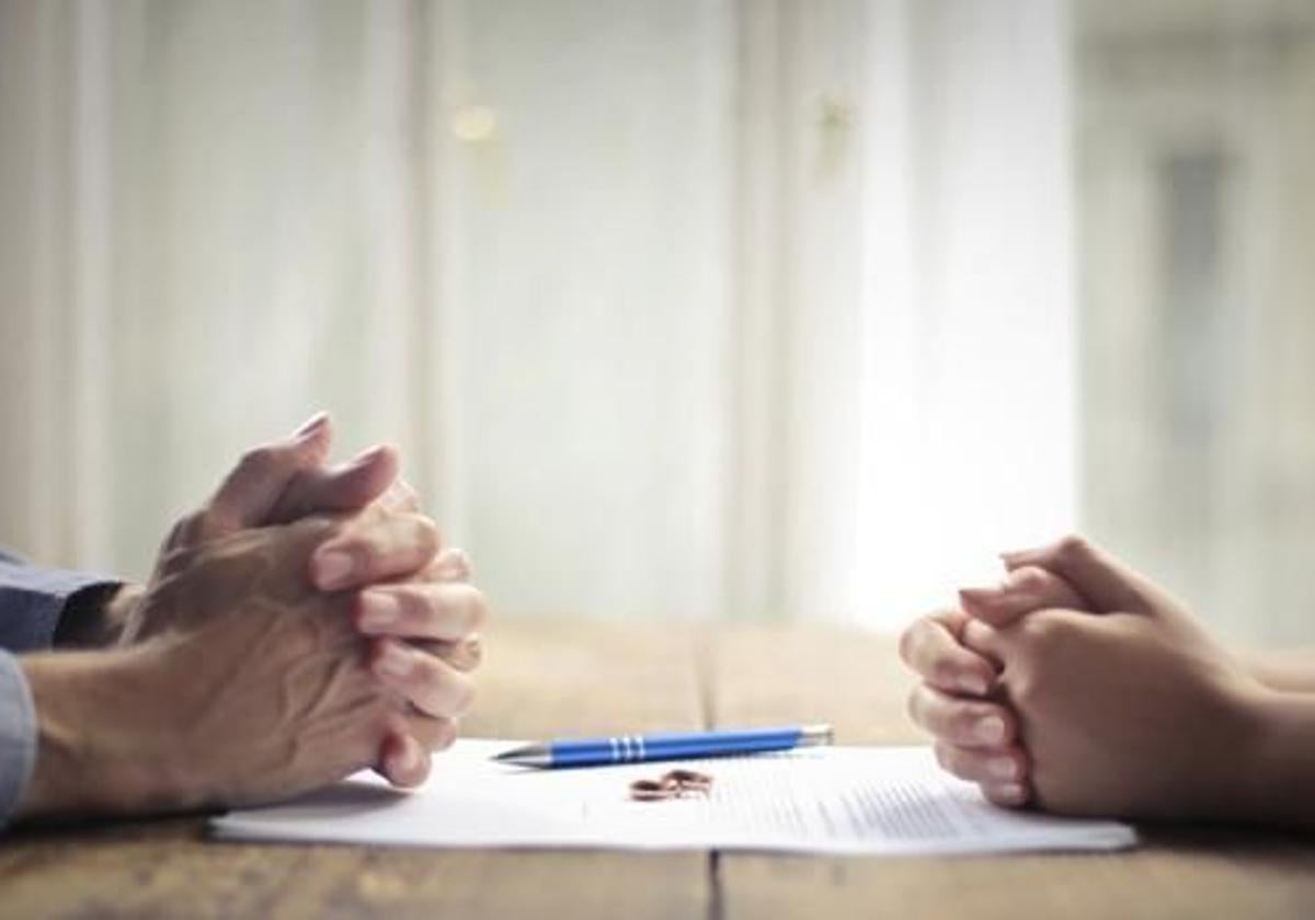 Imagen de archivo de una pareja firmando los papeles del divorcio