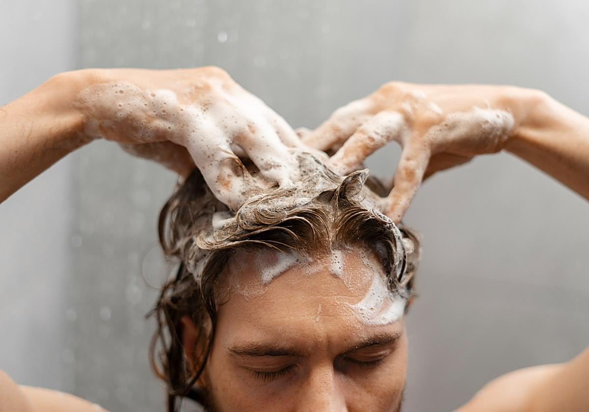 Un dermatólogo explica cada cuántos días hay que lavarse el pelo para evitar problemas de salud