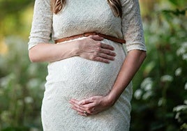 Utiliza el semen congelado de su amante muerto para tener un hijo y reclama a la viuda parte de su herencia