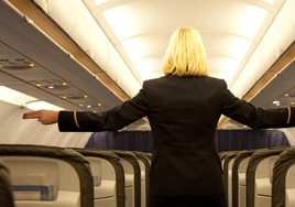 Una azafata revela el motivo por el que siempre nos saludan al subir al avión y no es por educación