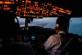 ¿Por qué se deben apagar las luces de la cabina del avión durante el despegue y el aterrizaje?