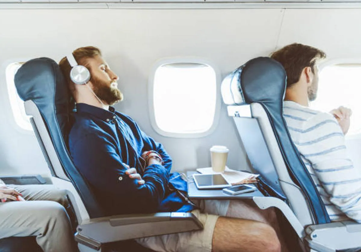 Una azafata explica el motivo por el que no se debe dormir en el avión durante el despegue: «Tus oídos podrían...»