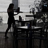 Despiden a una empleada doce horas después de cogerse la baja médica: «Bájame las llaves del bar antes del cierre»