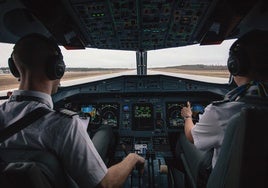 Un portavoz de una conocida aerolínea revela la razón por la cual los pilotos deben ir afeitados a trabajar: «Los datos indican que...»