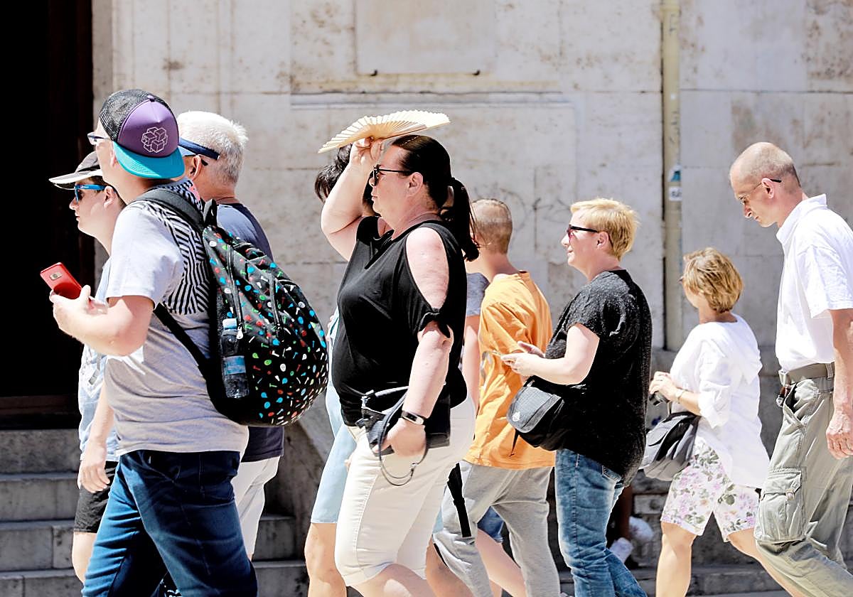 Una señora se protege del calor, esta semana en Córdoba