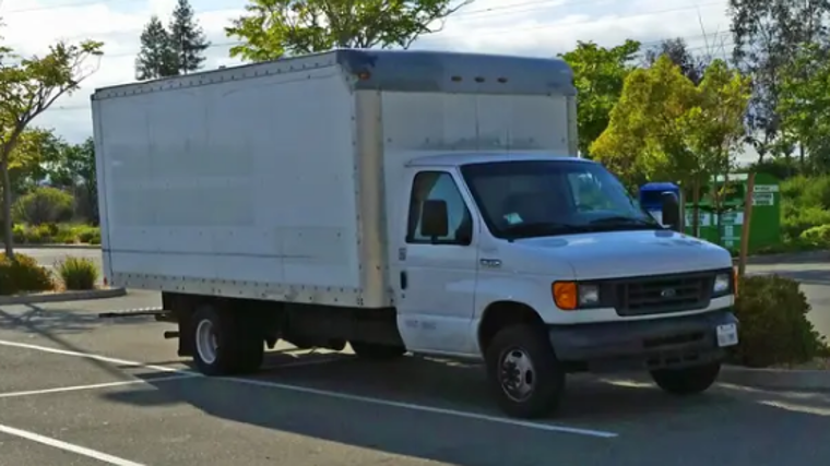 La camioneta que Brandon compró y donde reside en el campus de Google