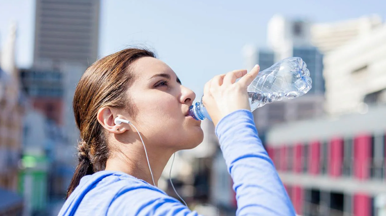 Es importante mantenerse hidratado para evitar los golpes de calor en verano