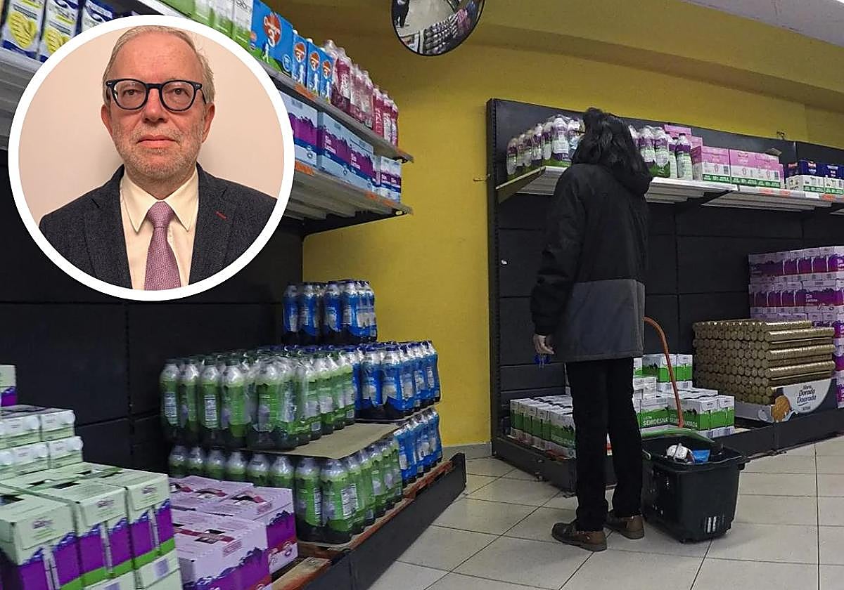 Una mujer, ante la amplia oferta de leche y bebidas vegetales en un supermercado