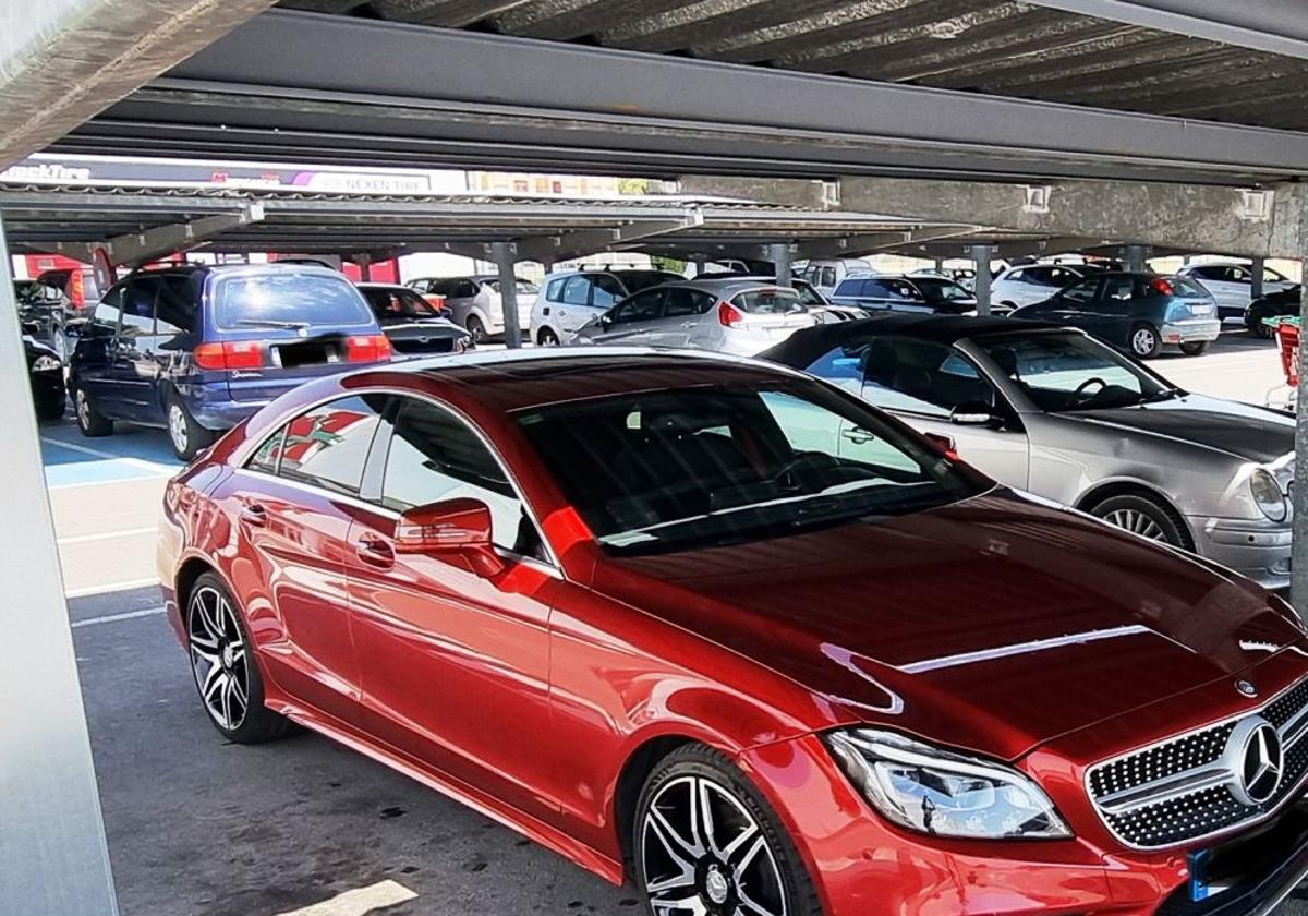 Un usuario denuncia que este Mercedes está mal aparcado