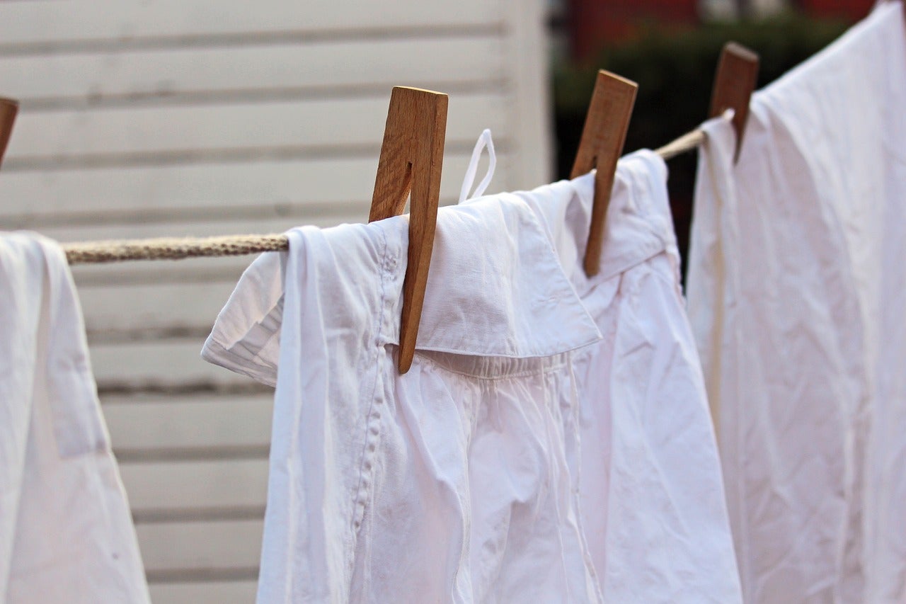 El truco de limpieza para eliminar las manchas de sudor en la ropa blanca