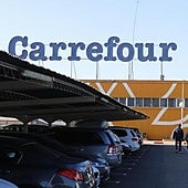 Carrefour lanza una ayuda para personas mayores de 65 años: requisitos y cómo conseguirla