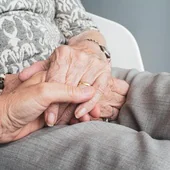 Una mujer de 85 años vive con miedo de perder su casa por pagarle los estudios a su hija con discapacidad